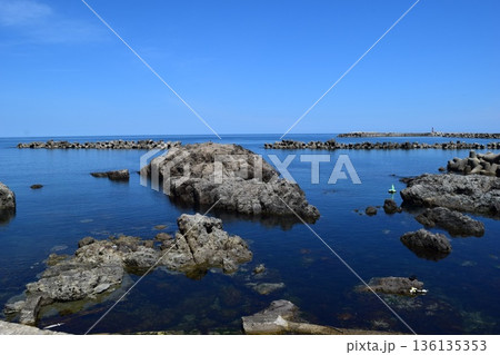 庄内海岸の岩場風景 136135353