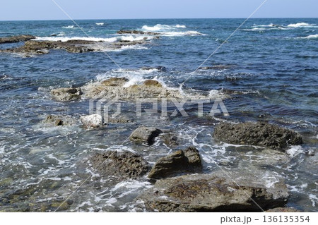 庄内海岸の岩場風景 136135354