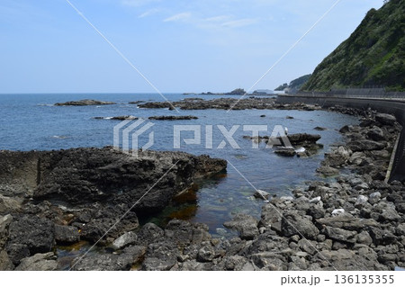 庄内海岸の岩場風景 136135355