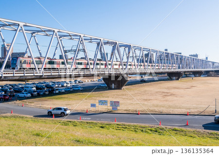 【京成本線】早朝の江戸川橋梁を渡る快速列車 【京成本線】早朝の江戸川橋梁を渡る快速列車 136135364
