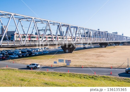 【京成本線】早朝の江戸川橋梁を渡る快速列車 136135365