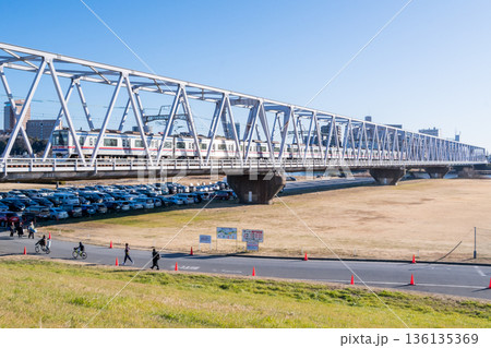 【京成本線】早朝の江戸川橋梁を渡る特急列車 136135369