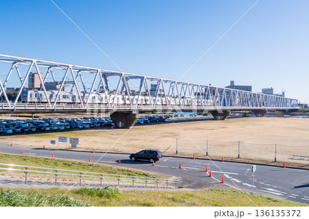 【京成本線】早朝の江戸川橋梁を渡る普通列車 136135372