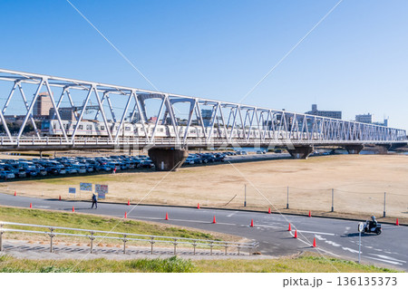 【京成本線】早朝の江戸川橋梁を渡る快速列車 136135373