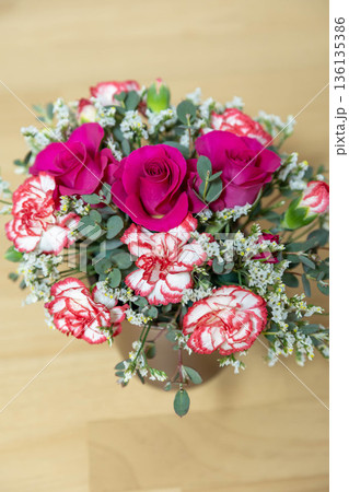 テーブルの上のカラフルなフラワーアレンジメント 136135386