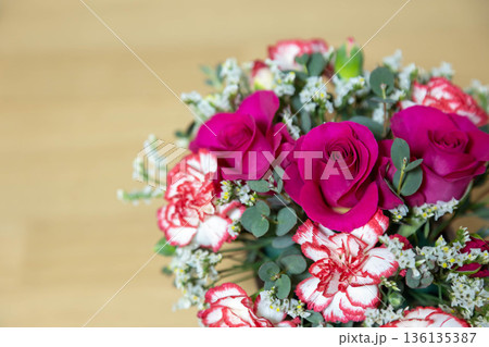 テーブルの上のカラフルなフラワーアレンジメント 136135387