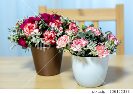 テーブルの上のカラフルなフラワーアレンジメント 136135388