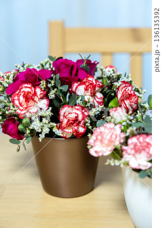 テーブルの上のカラフルなフラワーアレンジメント 136135392