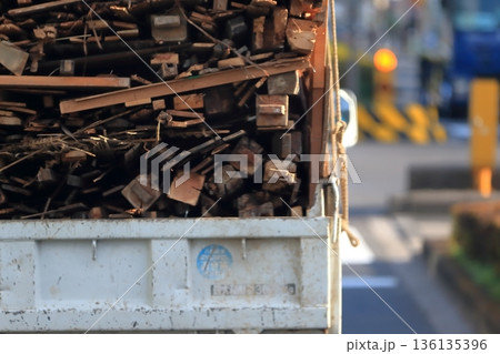 廃木を運搬中のトラック 136135396