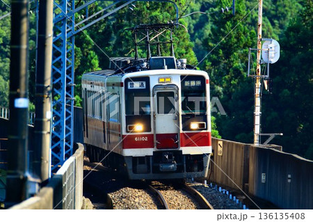 万緑の奥鬼怒路を行く… 川治温泉郷を快走する『6050系』 136135408