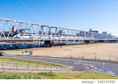 【京成本線】早朝の江戸川橋梁を渡るモーニングライナー 136135497