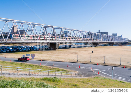 【京成本線】早朝の江戸川橋梁を渡る快速列車 【京成本線】早朝の江戸川橋梁を渡る快速列車 136135498