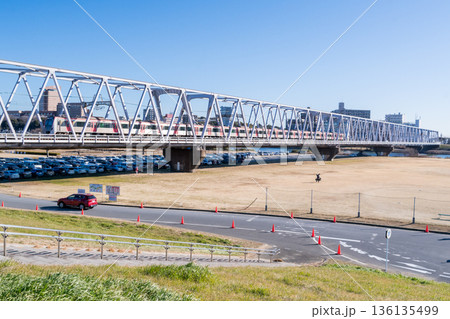 【京成本線】早朝の江戸川橋梁を渡る快速列車 【京成本線】早朝の江戸川橋梁を渡る快速列車 136135499