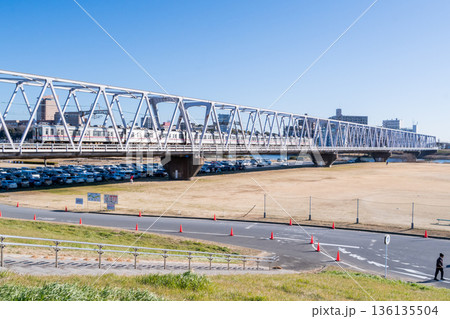 【京成本線】早朝の江戸川橋梁を渡る普通列車 136135504