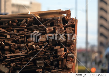 廃木を運搬中のトラック 136135685