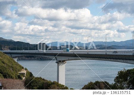 海と高速道路と雲 海と高速道路と雲 136135751