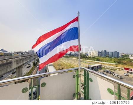 タイ・バンコク スカイトレイン駅に靡くタイ国旗 / Bangkok, Thailand 136135793