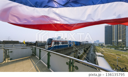 タイ・バンコク スカイトレインとタイ国旗 / Bangkok, Thailand 136135795