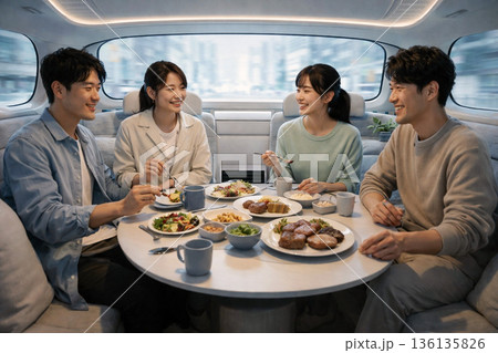 2030年、日本の共同体家族 ― 移動する空間に集う食卓 136135826