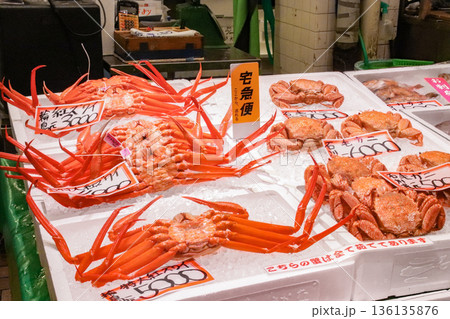 市場のカニの販売 市場のカニの販売 136135876