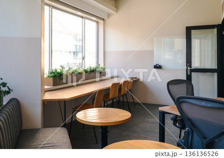 シェアオフィスの風景 136136526