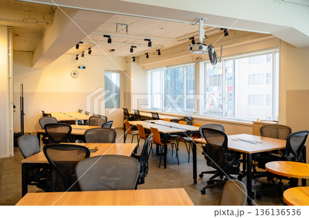 無人のシェアオフィスの風景 無人のシェアオフィスの風景 136136536