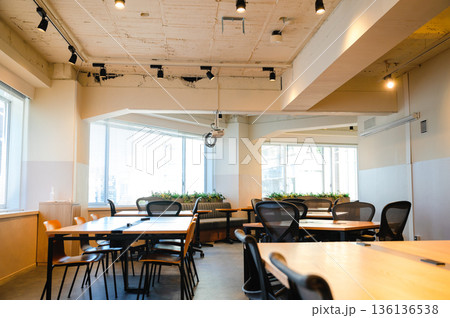無人のシェアオフィスの風景 136136538