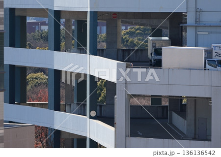 物流センターとトラック 物流センターとトラック 136136542