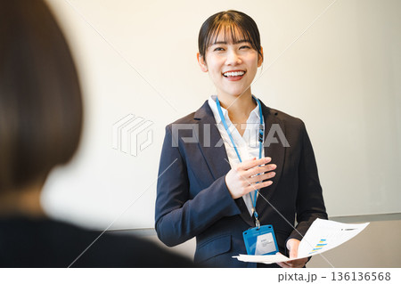 会議でプレゼンする若いキャリアウーマン 136136568
