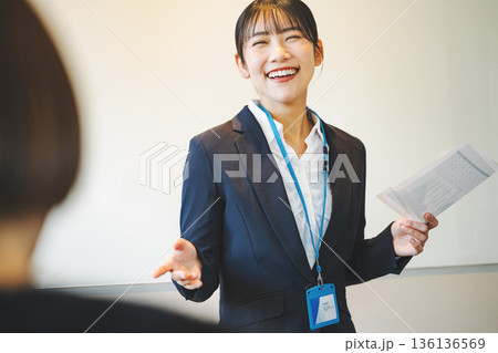 会議でプレゼンする若いキャリアウーマン 会議でプレゼンする若いキャリアウーマン 136136569