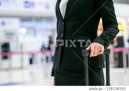 ビジネス女性のスーツケース ■撮影協力:関西国際空港(KIX) ビジネス女性のスーツケース ■撮影協力:関西国際空港(KIX) 136136583