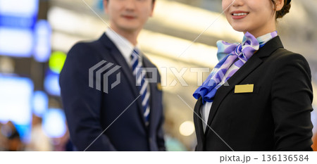 空港スタッフの接客風景 ■撮影協力：関西国際空港（KIX） 136136584