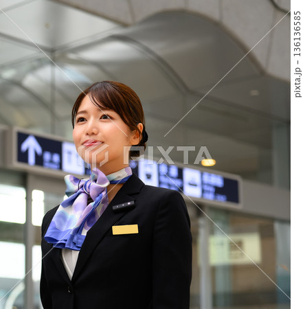 空港で働く客室乗務員 _■撮影協力：関西国際空港（KIX） 136136585