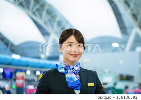 空港カウンターの女性スタッフ ■撮影協力：関西国際空港（KIX） 136136592