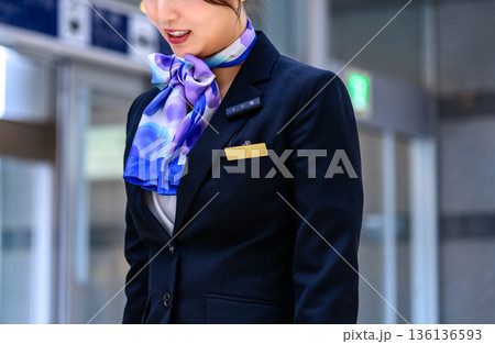 空港で働く女性スタッフ ■撮影協力：関西国際空港（KIX） 136136593