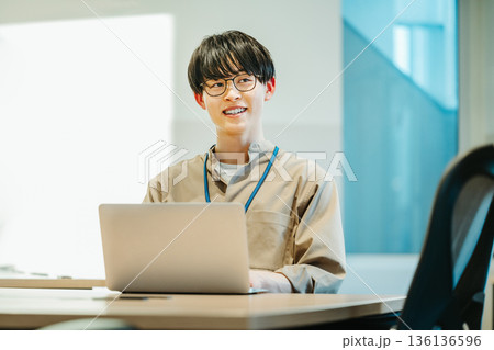 オフィスで働く若いITエンジニア 136136596