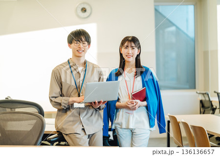 オフィスで働く若い男女のポートレート 136136657