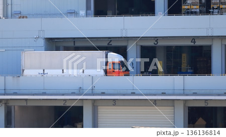 物流センターとトラック 136136814