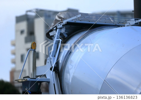 アジテータトラック（コンクリートミキサー車） 136136823