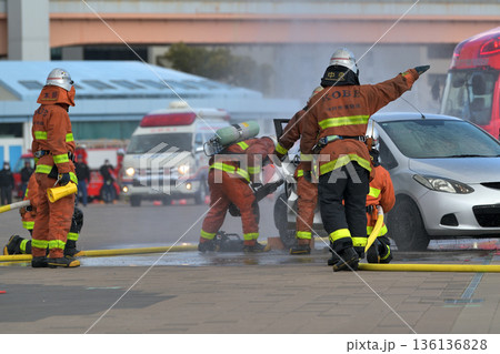 出初式の救急救助訓練　車の事故で火災発生　消防士の消火と救出訓練風景　　 136136828