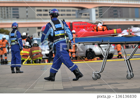 出初式の救急救助訓練 車の事故 救急救命士の訓練風景 出初式の救急救助訓練 車の事故 救急救命士の訓練風景 136136830