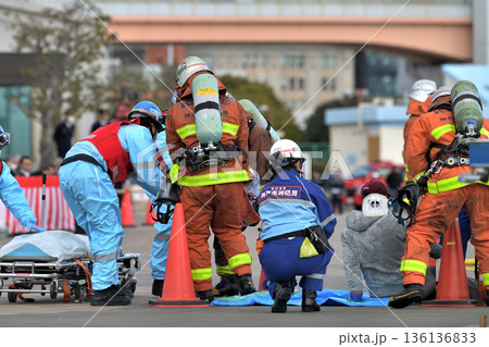 出初式の救急救助訓練　車の事故　救急救命士の訓練風景　　 136136833