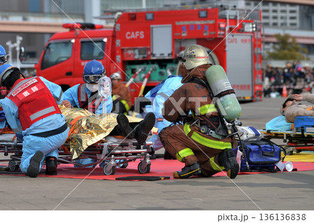 出初式の救急救助訓練 車の事故 救急救命士の訓練風景 出初式の救急救助訓練 車の事故 救急救命士の訓練風景 136136838
