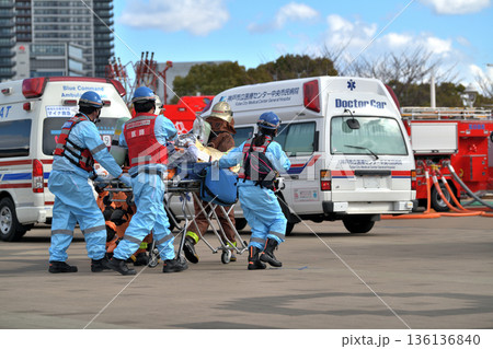 出初式の救急救助訓練 車の事故 救急救命士の訓練風景 出初式の救急救助訓練 車の事故 救急救命士の訓練風景 136136840