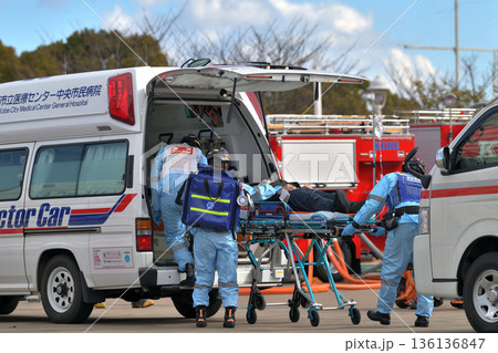出初式の救急救助訓練 車の事故 救急救命士の訓練風景 出初式の救急救助訓練 車の事故 救急救命士の訓練風景 136136847