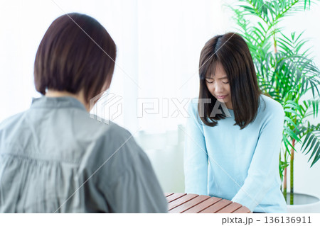 怒られて謝罪をする女性　パワハラ　モラハラ 136136911