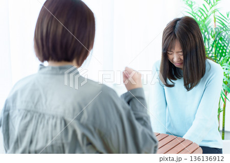 怒られて謝罪をする女性　パワハラ　モラハラ 136136912