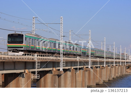長大な編成を連ねて相模川を渡る東海道線E231系電車_2011/1/26撮影 136137213