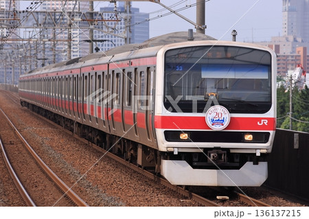 都心のビル群を背景に 京葉線を走行する209系電車_2010/6/13撮影 136137215