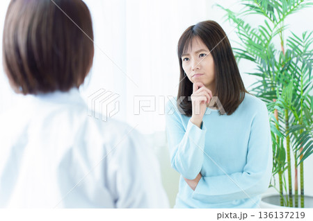 医師の診断に悩む女性 136137219